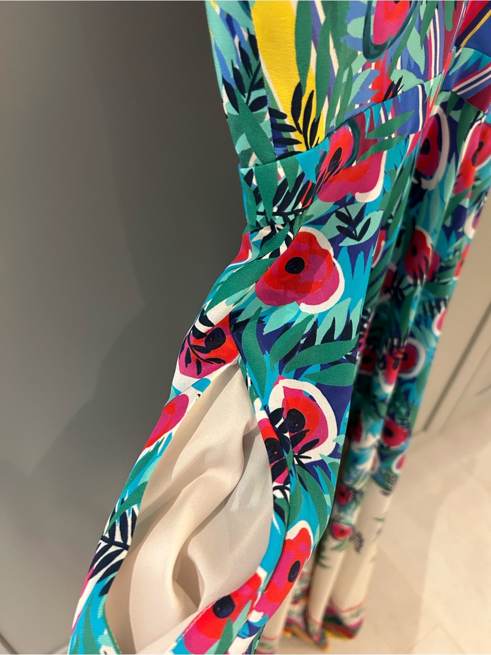 🌺 NWT! SALONI Multicolor Silk V‑Neck Asymmetrical Floral Zuri Dress - Picture 10 of 11